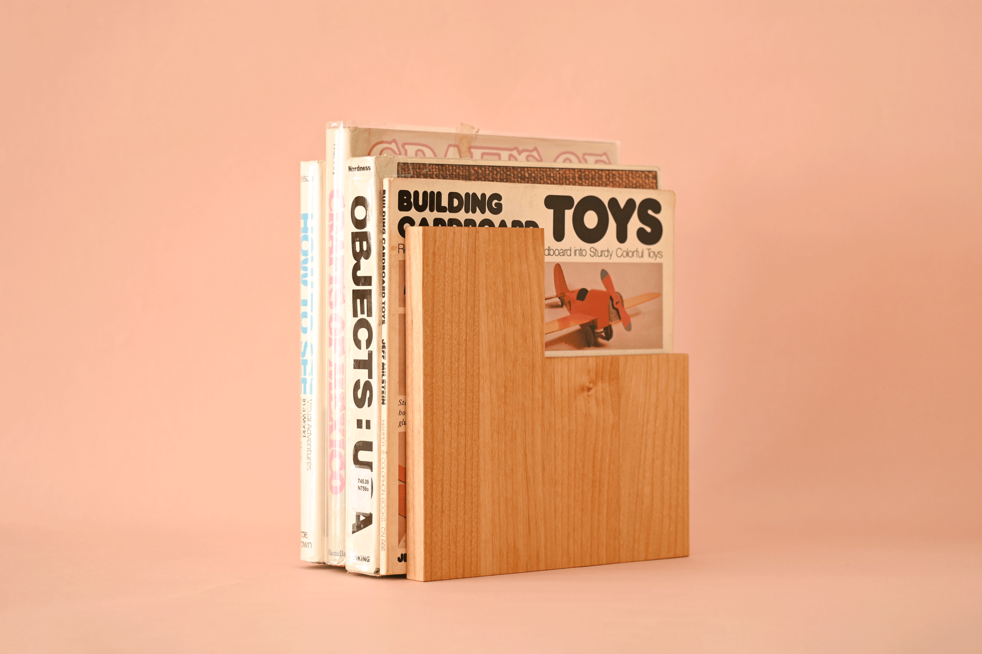 Bookend Designed by WAKA WAKA – Playmountain Bookend Designed by WAKA WAKA – Playmountain
